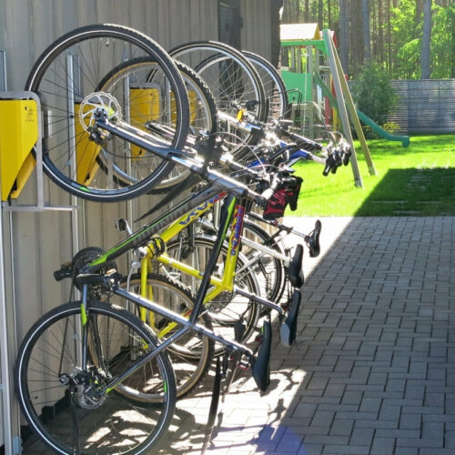 Verticaal fietsenrek Parkis 9 Duurzaam en eenvoudig fietsparkeren. Verticale fietsenrekken met "lift" . Leverbaar in 2 uitvoeringen.